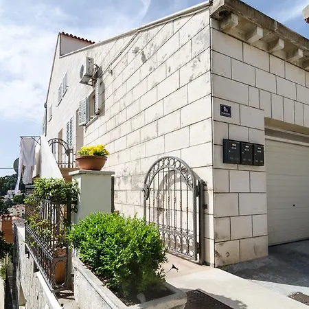 Apartment Mala Ana *